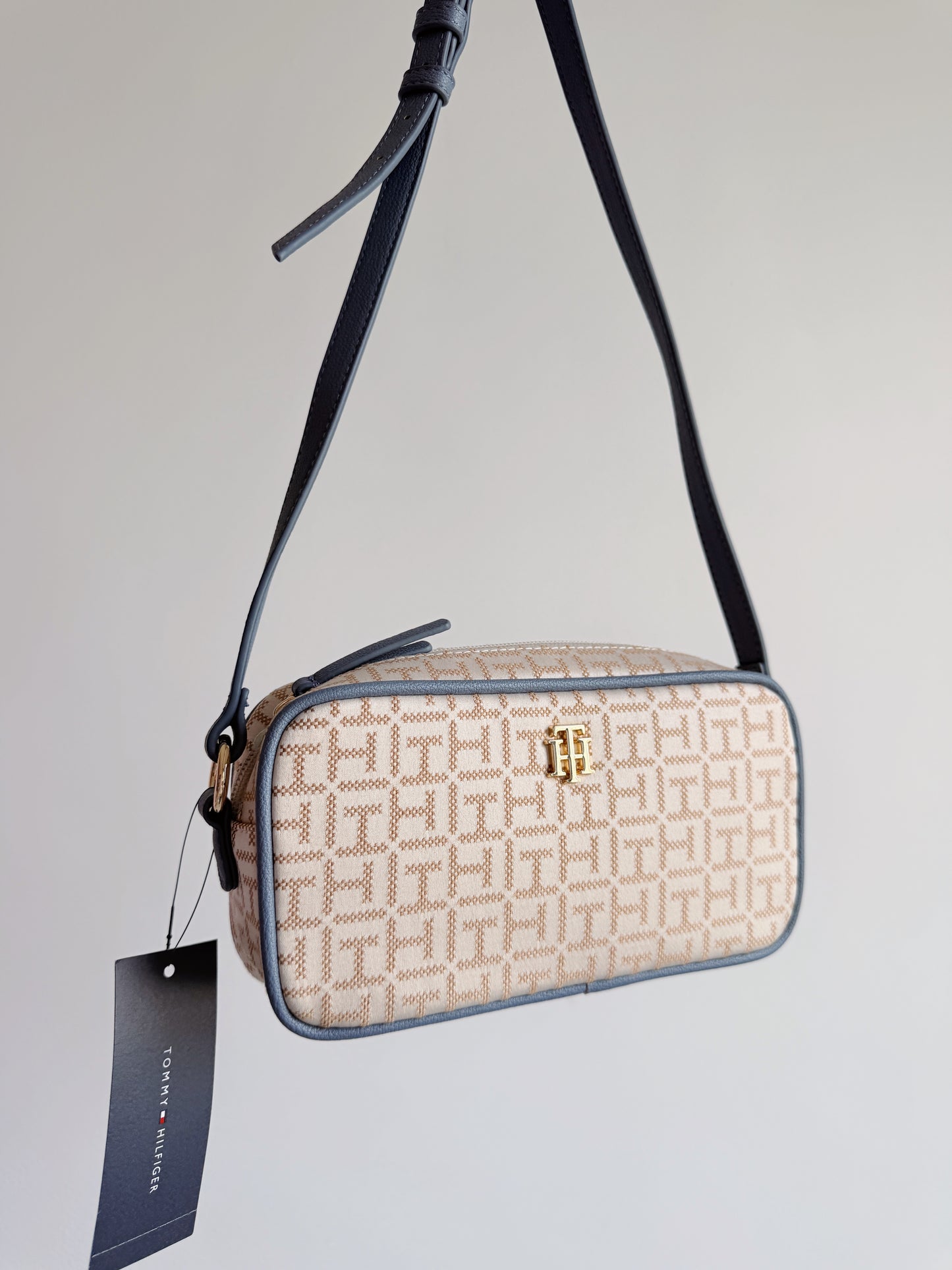camera bag canva ivy